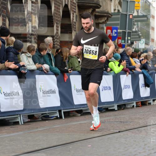 05.10.2025 - 20. swb-Marathon Bremen Strokosch-Dieckow http://msf.ph/oto/9221865 05.10.2025 10:40:21 Ziel 10070, 10565, 10658 meine-sportfotos.de