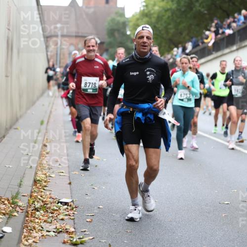 05.10.2025 - 20. swb-Marathon Bremen Michael Strokosch http://msf.ph/oto/9221870 05.10.2025 12:57:21 Laufen 8719, 6753, 5413 meine-sportfotos.de