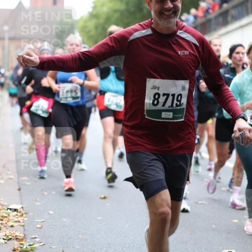 05.10.2025 - 20. swb-Marathon Bremen Michael Strokosch http://msf.ph/oto/9221876 05.10.2025 12:57:24 Laufen 15995, 8719, 6753, 387 meine-sportfotos.de