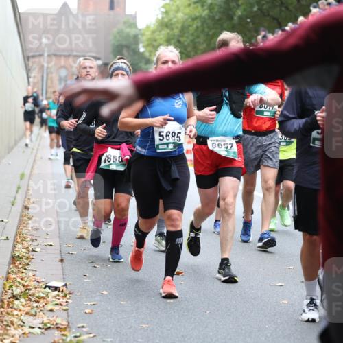 05.10.2025 - 20. swb-Marathon Bremen Michael Strokosch http://msf.ph/oto/9221877 05.10.2025 12:57:24 Laufen 7860, 5685, 8057, 50, 871 meine-sportfotos.de