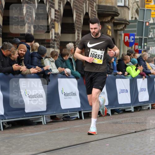 05.10.2025 - 20. swb-Marathon Bremen Strokosch-Dieckow http://msf.ph/oto/9221879 05.10.2025 10:40:21 Ziel 10070, 10565, 10658 meine-sportfotos.de