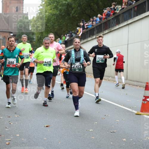 05.10.2025 - 20. swb-Marathon Bremen Michael Strokosch http://msf.ph/oto/9221890 05.10.2025 12:57:30 Laufen 5552, 690, 2354, 4698, 7350, 8322 meine-sportfotos.de