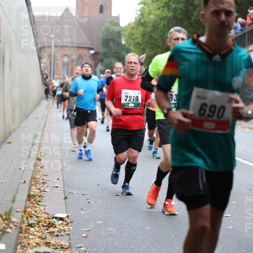 05.10.2025 - 20. swb-Marathon Bremen Michael Strokosch http://msf.ph/oto/9221897 05.10.2025 12:57:32 Laufen 7219, 83, 690, 88 meine-sportfotos.de