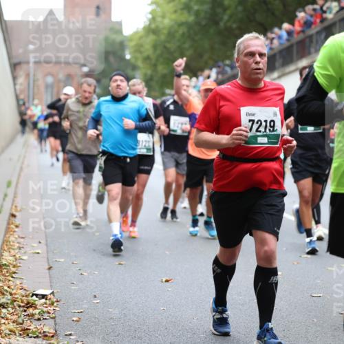 05.10.2025 - 20. swb-Marathon Bremen Michael Strokosch http://msf.ph/oto/9221900 05.10.2025 12:57:34 Laufen 8121, 7219, 8354 meine-sportfotos.de