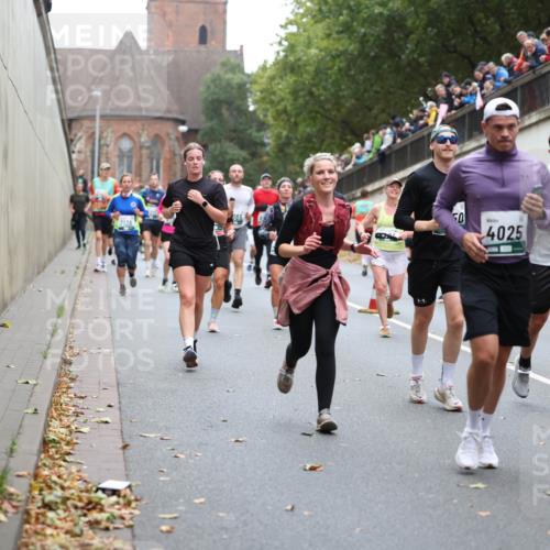 05.10.2025 - 20. swb-Marathon Bremen Michael Strokosch http://msf.ph/oto/9221916 05.10.2025 12:57:39 Laufen 7136, 50, 4025 meine-sportfotos.de