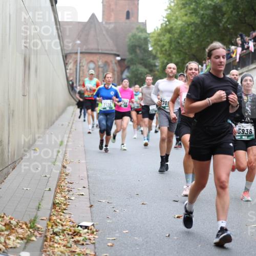05.10.2025 - 20. swb-Marathon Bremen Michael Strokosch http://msf.ph/oto/9221926 05.10.2025 12:57:42 Laufen 7136, 70, 5938 meine-sportfotos.de