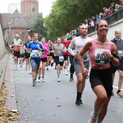 05.10.2025 - 20. swb-Marathon Bremen Michael Strokosch http://msf.ph/oto/9221930 05.10.2025 12:57:43 Laufen 7136, 789, 2945, 6, 65, 90, 96 meine-sportfotos.de