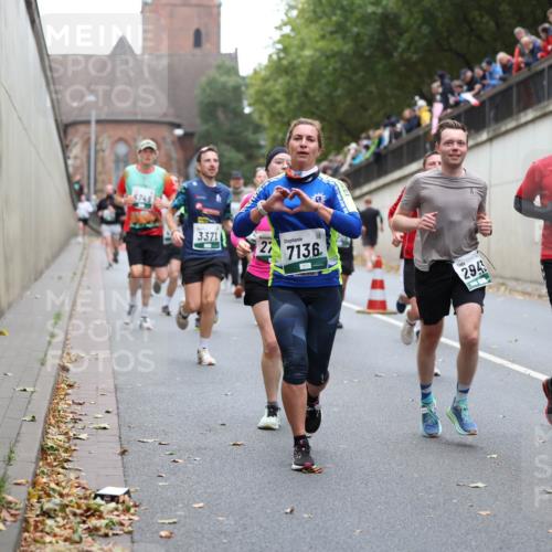 05.10.2025 - 20. swb-Marathon Bremen Michael Strokosch http://msf.ph/oto/9221934 05.10.2025 12:57:45 Laufen 5748, 3371, 27, 7136, 294, 8969 meine-sportfotos.de
