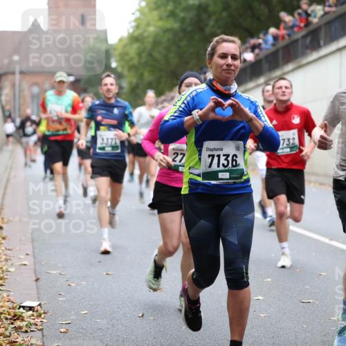 05.10.2025 - 20. swb-Marathon Bremen Michael Strokosch http://msf.ph/oto/9221939 05.10.2025 12:57:46 Laufen 3371, 27, 7136, 732, 294 meine-sportfotos.de