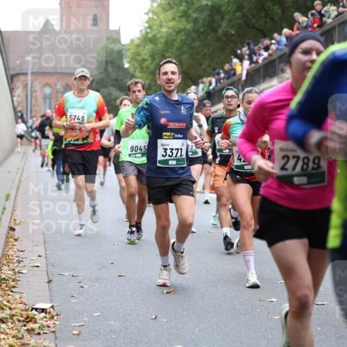 05.10.2025 - 20. swb-Marathon Bremen Michael Strokosch http://msf.ph/oto/9221942 05.10.2025 12:57:47 Laufen 5749, 9045, 33, 71, 2789, 7136 meine-sportfotos.de