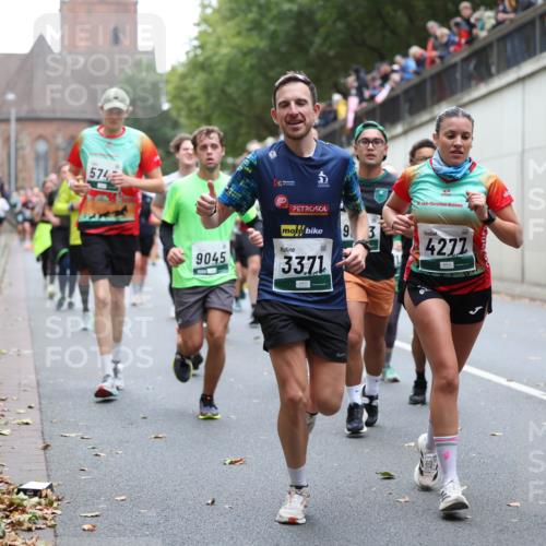 05.10.2025 - 20. swb-Marathon Bremen Michael Strokosch http://msf.ph/oto/9221945 05.10.2025 12:57:47 Laufen 574, 9045, 33, 71, 9, 3, 4277 meine-sportfotos.de