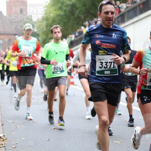 05.10.2025 - 20. swb-Marathon Bremen Michael Strokosch http://msf.ph/oto/9221948 05.10.2025 12:57:48 Laufen 5749, 3371, 20, 9045, 4231 meine-sportfotos.de