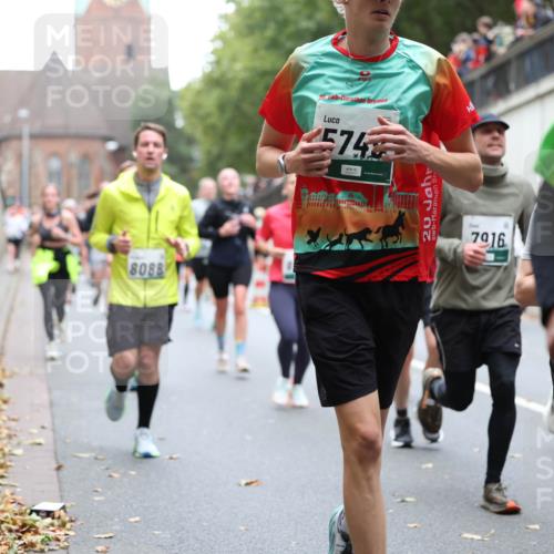05.10.2025 - 20. swb-Marathon Bremen Michael Strokosch http://msf.ph/oto/9221954 05.10.2025 12:57:50 Laufen 8088, 20, 574, 20, 7916, 9 meine-sportfotos.de