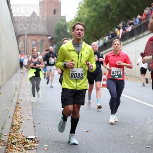 05.10.2025 - 20. swb-Marathon Bremen Michael Strokosch http://msf.ph/oto/9221956 05.10.2025 12:57:50 Laufen 8088, 8963, 7, 06331 meine-sportfotos.de