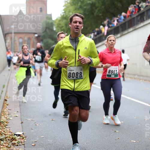 05.10.2025 - 20. swb-Marathon Bremen Michael Strokosch http://msf.ph/oto/9221957 05.10.2025 12:57:51 Laufen 8088, 8963, 7156, 06331 meine-sportfotos.de