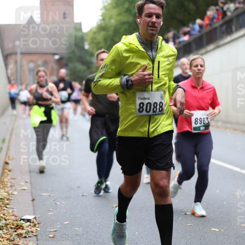 05.10.2025 - 20. swb-Marathon Bremen Michael Strokosch http://msf.ph/oto/9221958 05.10.2025 12:57:51 Laufen 8088, 8963 meine-sportfotos.de