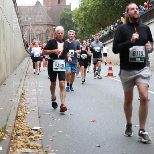 05.10.2025 - 20. swb-Marathon Bremen Michael Strokosch http://msf.ph/oto/9221967 05.10.2025 12:57:56 Laufen 2852, 6360, 361, 7374, 8608, 6119, 17, 1244 meine-sportfotos.de