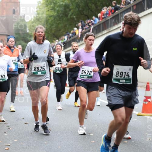 05.10.2025 - 20. swb-Marathon Bremen Michael Strokosch http://msf.ph/oto/9221975 05.10.2025 12:58:00 Laufen 2857, 725, 8975, 5292, 5478, 8914, 5953 meine-sportfotos.de