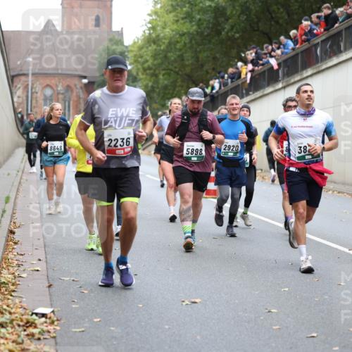 05.10.2025 - 20. swb-Marathon Bremen Michael Strokosch http://msf.ph/oto/9221989 05.10.2025 12:58:07 Laufen 8648, 2236, 5898, 2920, 18, 38 meine-sportfotos.de