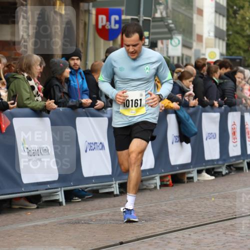 05.10.2025 - 20. swb-Marathon Bremen Strokosch-Dieckow http://msf.ph/oto/9221990 05.10.2025 10:40:45 Ziel 10161, 10229 meine-sportfotos.de