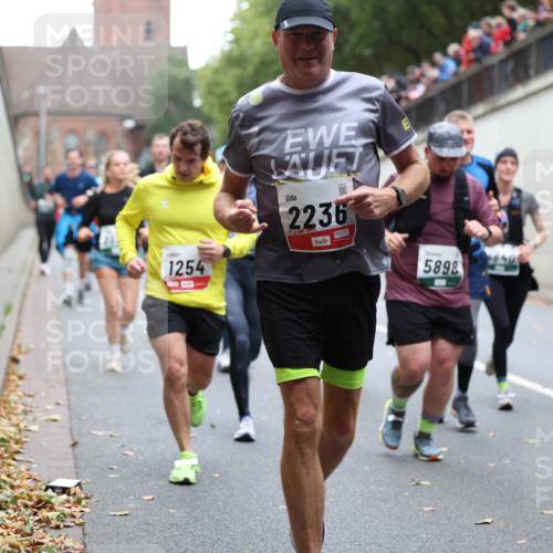 05.10.2025 - 20. swb-Marathon Bremen Michael Strokosch http://msf.ph/oto/9221993 05.10.2025 12:58:08 Laufen 1254, 2236, 00017, 5898, 88 meine-sportfotos.de
