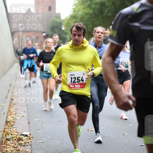 05.10.2025 - 20. swb-Marathon Bremen Michael Strokosch http://msf.ph/oto/9221996 05.10.2025 12:58:09 Laufen 86, 1254, 01393, 5342, 2236 meine-sportfotos.de