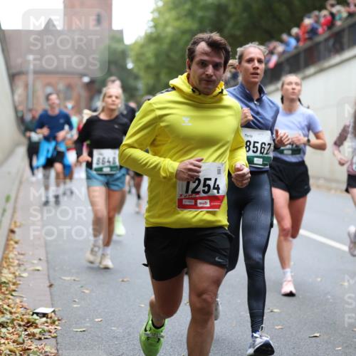 05.10.2025 - 20. swb-Marathon Bremen Michael Strokosch http://msf.ph/oto/9221997 05.10.2025 12:58:09 Laufen 1254, 01393, 8567, 50 meine-sportfotos.de