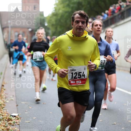 05.10.2025 - 20. swb-Marathon Bremen Michael Strokosch http://msf.ph/oto/9221999 05.10.2025 12:58:09 Laufen 1254, 01393, 67 meine-sportfotos.de