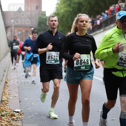 05.10.2025 - 20. swb-Marathon Bremen Michael Strokosch http://msf.ph/oto/9222000 05.10.2025 12:58:11 Laufen 8532, 8648, 4338, 05945 meine-sportfotos.de