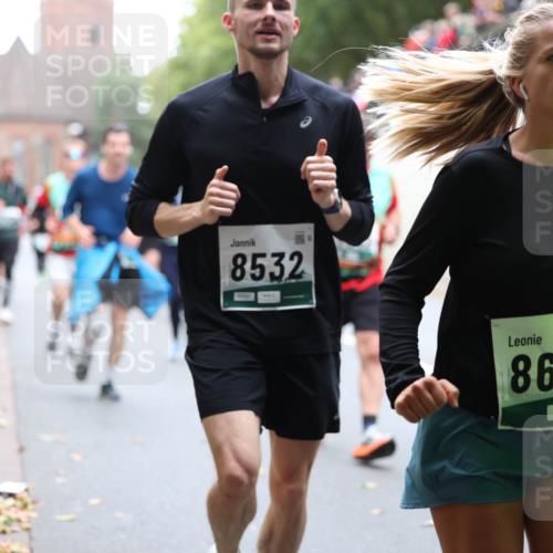 05.10.2025 - 20. swb-Marathon Bremen Michael Strokosch http://msf.ph/oto/9222002 05.10.2025 12:58:12 Laufen 8532, 8648 meine-sportfotos.de