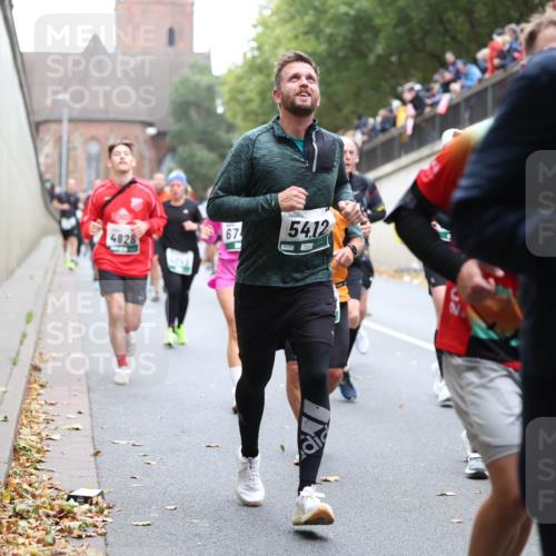 05.10.2025 - 20. swb-Marathon Bremen Michael Strokosch http://msf.ph/oto/9222015 05.10.2025 12:58:16 Laufen 4828, 67, 06743, 54, 12, 492 meine-sportfotos.de