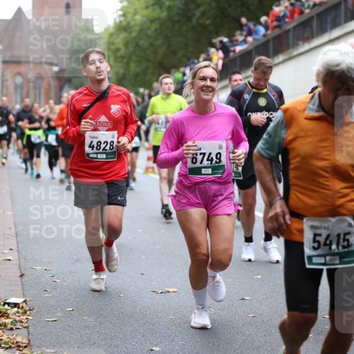 05.10.2025 - 20. swb-Marathon Bremen Michael Strokosch http://msf.ph/oto/9222020 05.10.2025 12:58:17 Laufen 4828, 6749, 5415, 63 meine-sportfotos.de