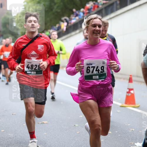 05.10.2025 - 20. swb-Marathon Bremen Michael Strokosch http://msf.ph/oto/9222024 05.10.2025 12:58:18 Laufen 4828, 6749 meine-sportfotos.de