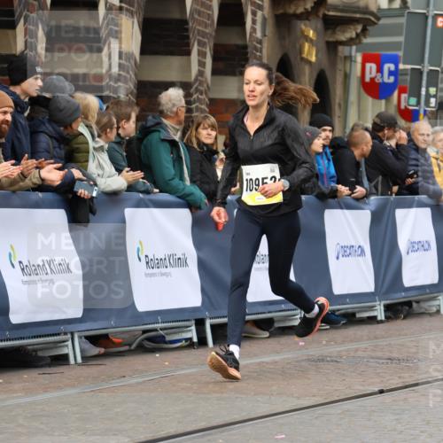 05.10.2025 - 20. swb-Marathon Bremen Strokosch-Dieckow http://msf.ph/oto/9222051 05.10.2025 10:41:07 Ziel 10606, 10952 meine-sportfotos.de