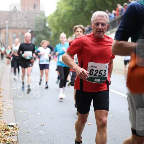 05.10.2025 - 20. swb-Marathon Bremen Michael Strokosch http://msf.ph/oto/9222055 05.10.2025 12:58:27 Laufen 65, 5, 6253, 2481 meine-sportfotos.de