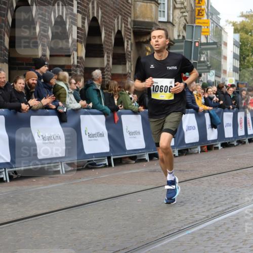 05.10.2025 - 20. swb-Marathon Bremen Strokosch-Dieckow http://msf.ph/oto/9222057 05.10.2025 10:41:08 Ziel 10606, 10952, 11069 meine-sportfotos.de