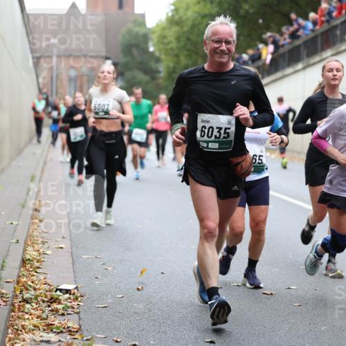 05.10.2025 - 20. swb-Marathon Bremen Michael Strokosch http://msf.ph/oto/9222063 05.10.2025 12:58:30 Laufen 5002, 6035, 65, 2744 meine-sportfotos.de