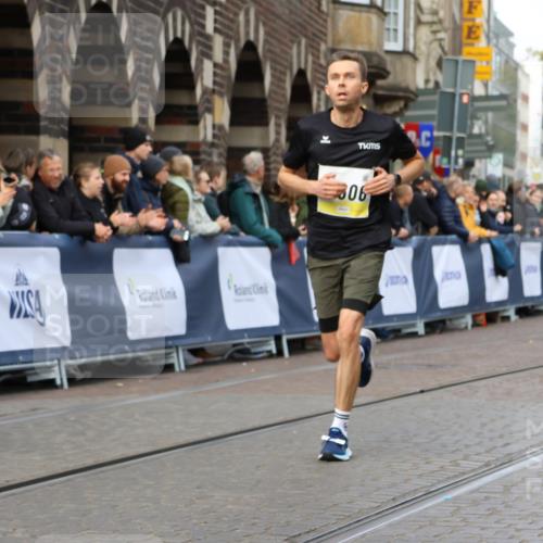 05.10.2025 - 20. swb-Marathon Bremen Strokosch-Dieckow http://msf.ph/oto/9222066 05.10.2025 10:41:08 Ziel 10606, 10952, 11069 meine-sportfotos.de