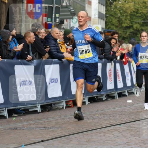 05.10.2025 - 20. swb-Marathon Bremen Strokosch-Dieckow http://msf.ph/oto/9222087 05.10.2025 10:41:16 Ziel 9262, 11069, 11086 meine-sportfotos.de