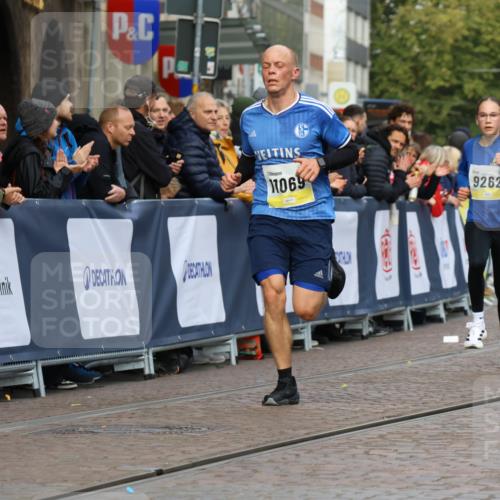 05.10.2025 - 20. swb-Marathon Bremen Strokosch-Dieckow http://msf.ph/oto/9222091 05.10.2025 10:41:16 Ziel 9262, 11069, 11086 meine-sportfotos.de