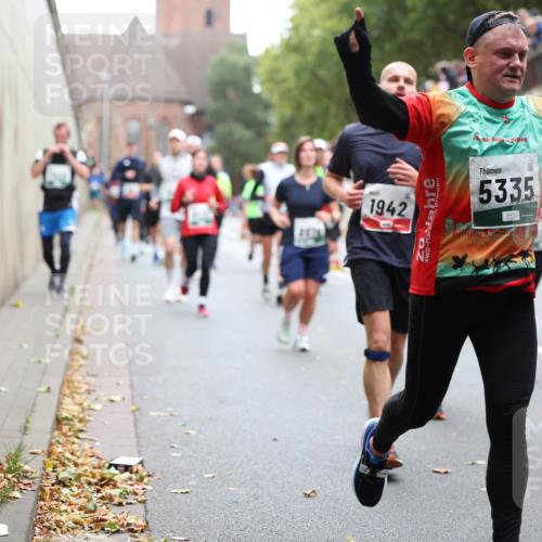 05.10.2025 - 20. swb-Marathon Bremen Michael Strokosch http://msf.ph/oto/9222095 05.10.2025 12:58:39 Laufen 1942, 20, 5335 meine-sportfotos.de