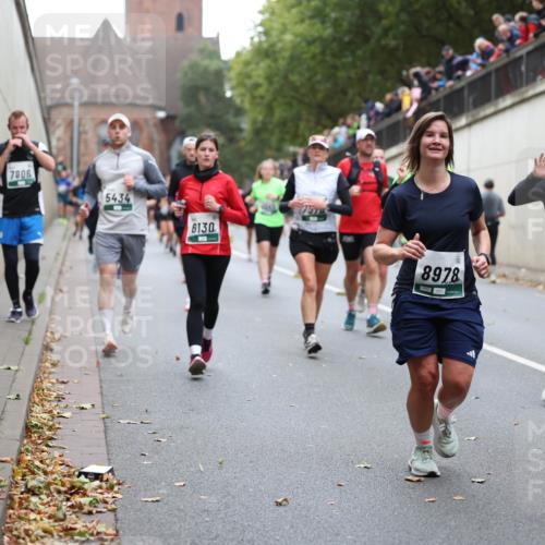05.10.2025 - 20. swb-Marathon Bremen Michael Strokosch http://msf.ph/oto/9222100 05.10.2025 12:58:41 Laufen 7806, 5434, 6130, 157, 8978, 8159 meine-sportfotos.de