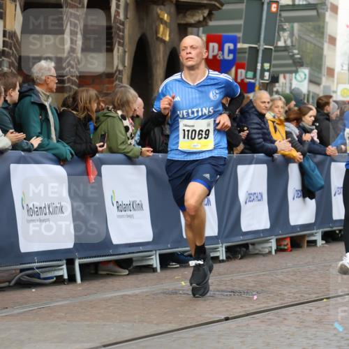 05.10.2025 - 20. swb-Marathon Bremen Strokosch-Dieckow http://msf.ph/oto/9222101 05.10.2025 10:41:16 Ziel 9262, 11069, 11086 meine-sportfotos.de