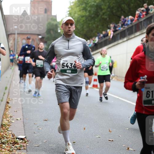05.10.2025 - 20. swb-Marathon Bremen Michael Strokosch http://msf.ph/oto/9222107 05.10.2025 12:58:43 Laufen 7806, 5434, 6130 meine-sportfotos.de