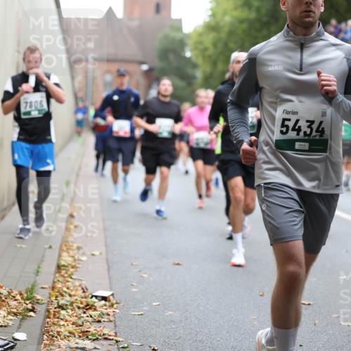 05.10.2025 - 20. swb-Marathon Bremen Michael Strokosch http://msf.ph/oto/9222108 05.10.2025 12:58:44 Laufen 7806, 5434 meine-sportfotos.de