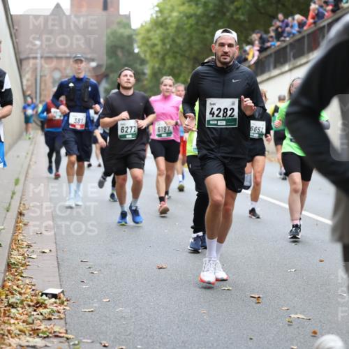 05.10.2025 - 20. swb-Marathon Bremen Michael Strokosch http://msf.ph/oto/9222109 05.10.2025 12:58:45 Laufen 18, 17, 7806, 381, 6272, 6197, 4282, 6652, 54 meine-sportfotos.de