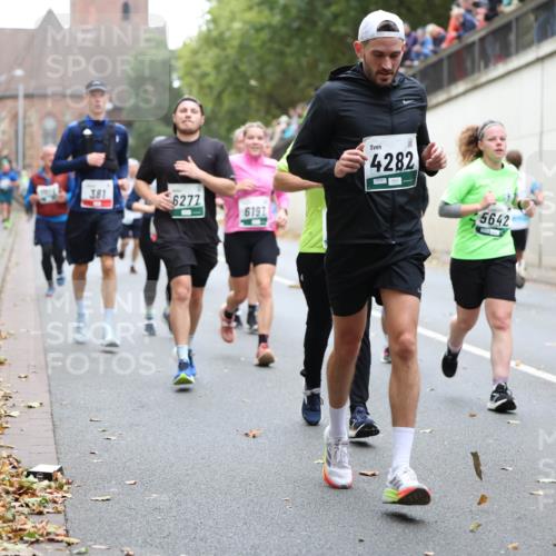 05.10.2025 - 20. swb-Marathon Bremen Michael Strokosch http://msf.ph/oto/9222110 05.10.2025 12:58:45 Laufen 18, 1806, 381, 6277, 6197, 4282, 5642 meine-sportfotos.de