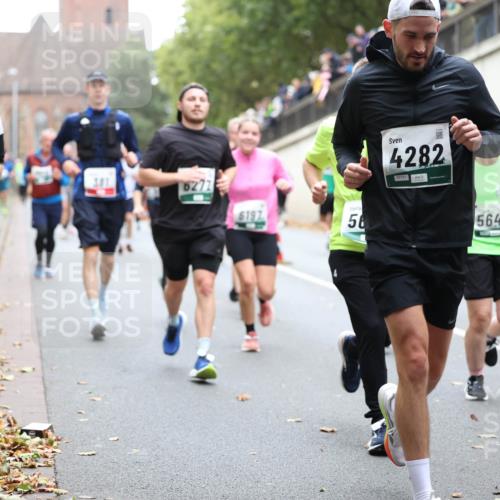 05.10.2025 - 20. swb-Marathon Bremen Michael Strokosch http://msf.ph/oto/9222112 05.10.2025 12:58:45 Laufen 18, 7806, 6272, 6197, 56, 4282, 09781, 5642 meine-sportfotos.de