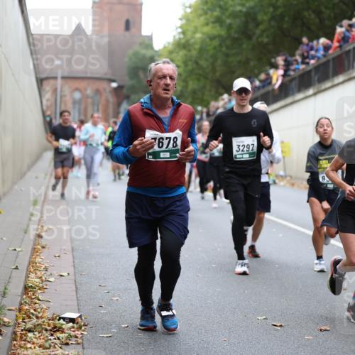 05.10.2025 - 20. swb-Marathon Bremen Michael Strokosch http://msf.ph/oto/9222119 05.10.2025 12:58:49 Laufen 7678, 3292, 8, 9036 meine-sportfotos.de