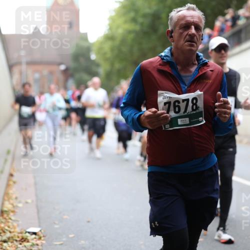 05.10.2025 - 20. swb-Marathon Bremen Michael Strokosch http://msf.ph/oto/9222121 05.10.2025 12:58:50 Laufen 7678 meine-sportfotos.de